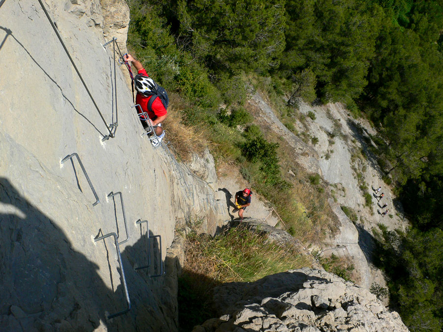 La v�a ferrata se inicia con un largo tramo vertical 