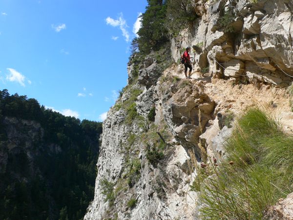 La ferrata desciende en diagonal hasta las profundidades de las Gorgas de l'Arc 