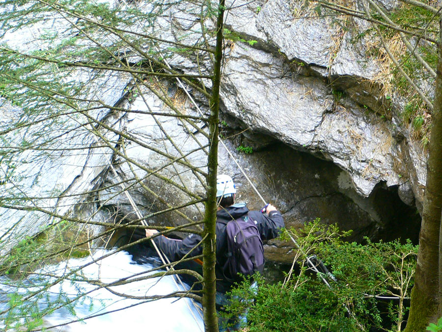 Cruzando el puente tibetano sobre la cascada