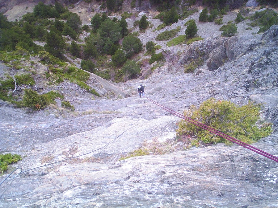 Bajada rapelando la vía