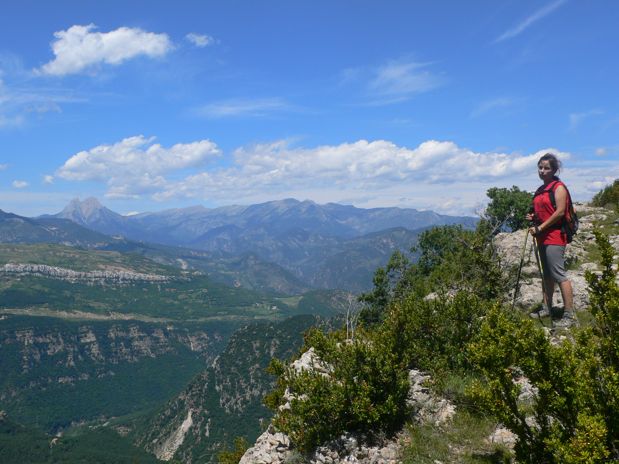 Cerca de la Foradada y en los límites del cortado tenemos grandes vistas sobre los Riscos de Vallcebre y el Pedraforca / Ruta a pie Cingles de Malanyeu