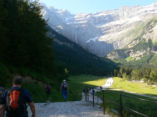 Amplio paseo en La Prade con el Circo de Gavarnie y la cascada al fondo 