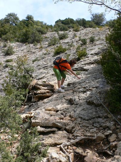 Todav�a debemos descender por un empinado tramo equipado hasta el barranco de San Mart�n 