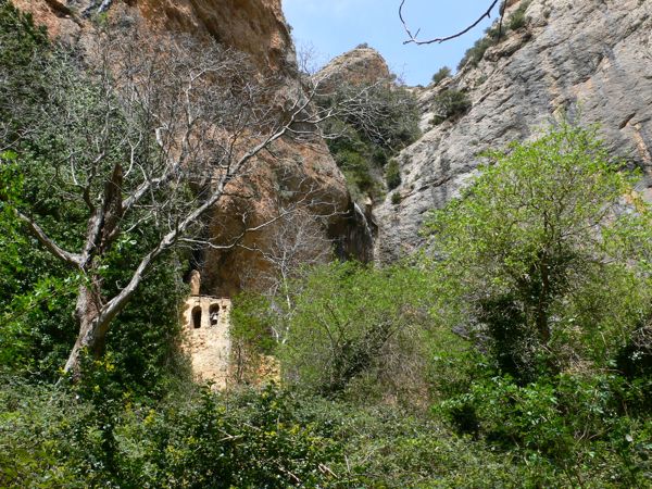 Primera vista de la aislada ermita de la Bal d'Onsera 